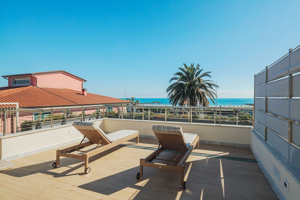 Suite, Terrace, Oceanfront - Photo 9