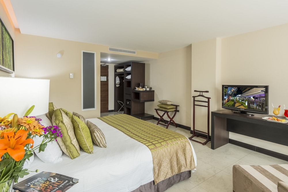 Standard Studio with King Bed - Photo 10