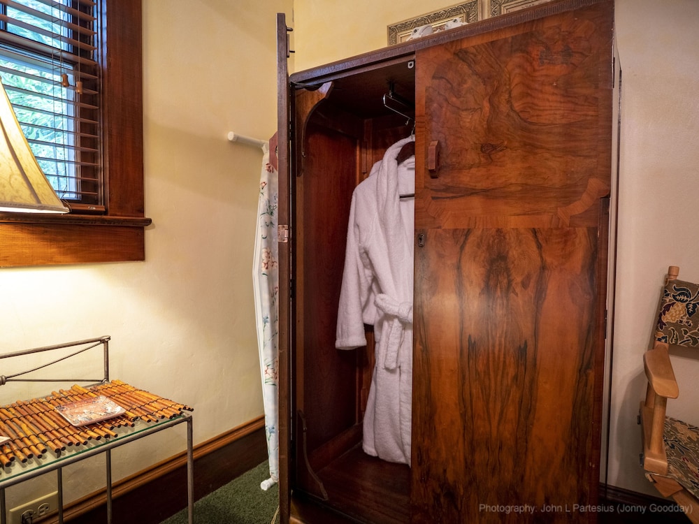 Suite, Private Bathroom (Emily Dickinson1930s Artist's Cottage) photo 3