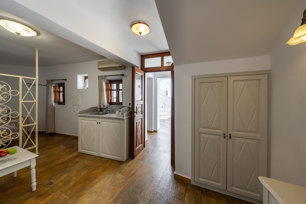 Studio, Courtyard View (Dimitris)