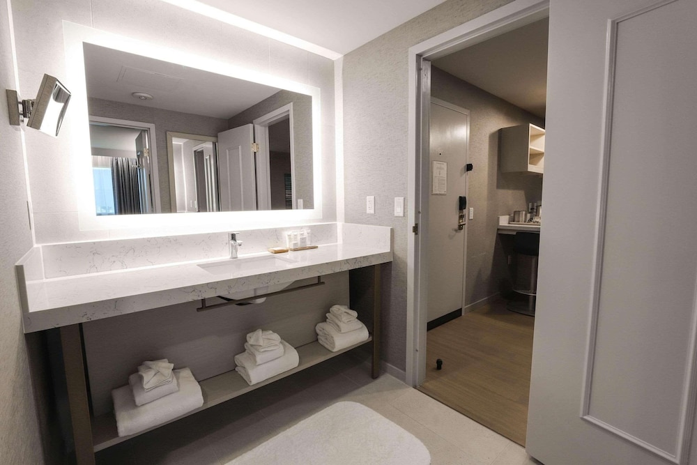 Suite, 1 King Bed with Sofa bed, Non Smoking - Photo 4