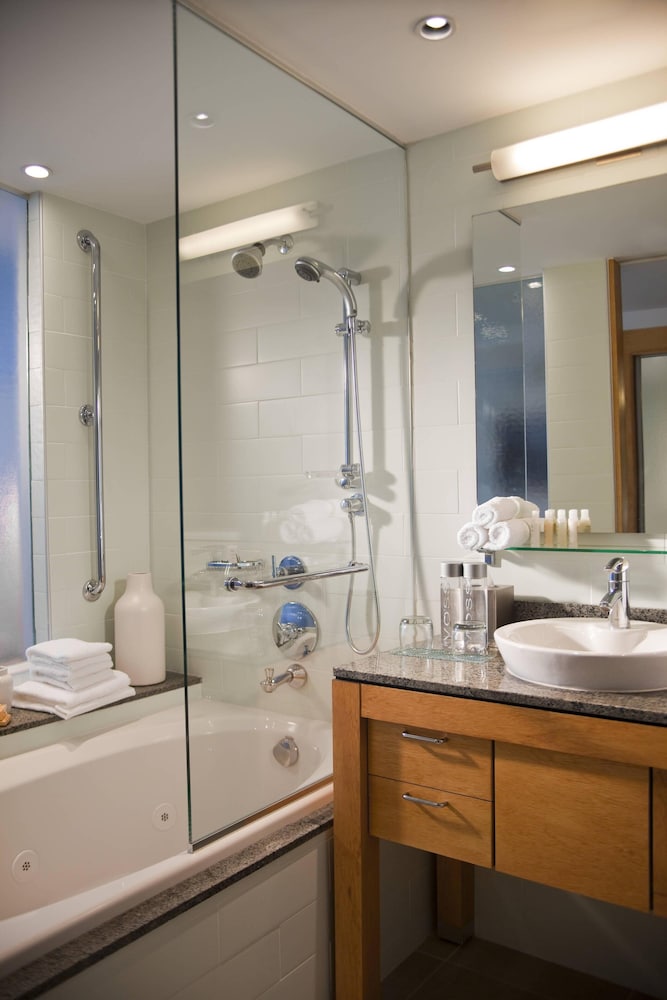 Room, 1 King Bed, Non Smoking (Mobility Accessible, Tub)