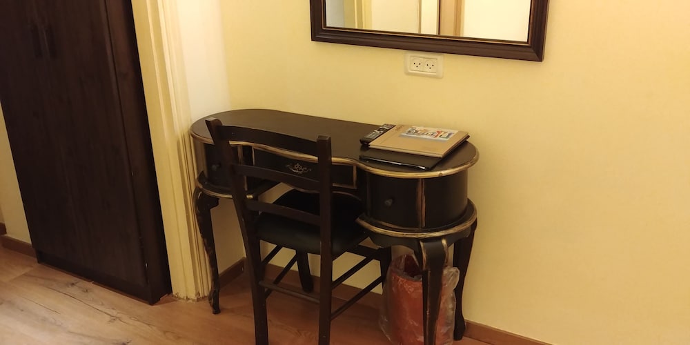 Economy Single Room, 1 Double Bed (semi basement) photo 3