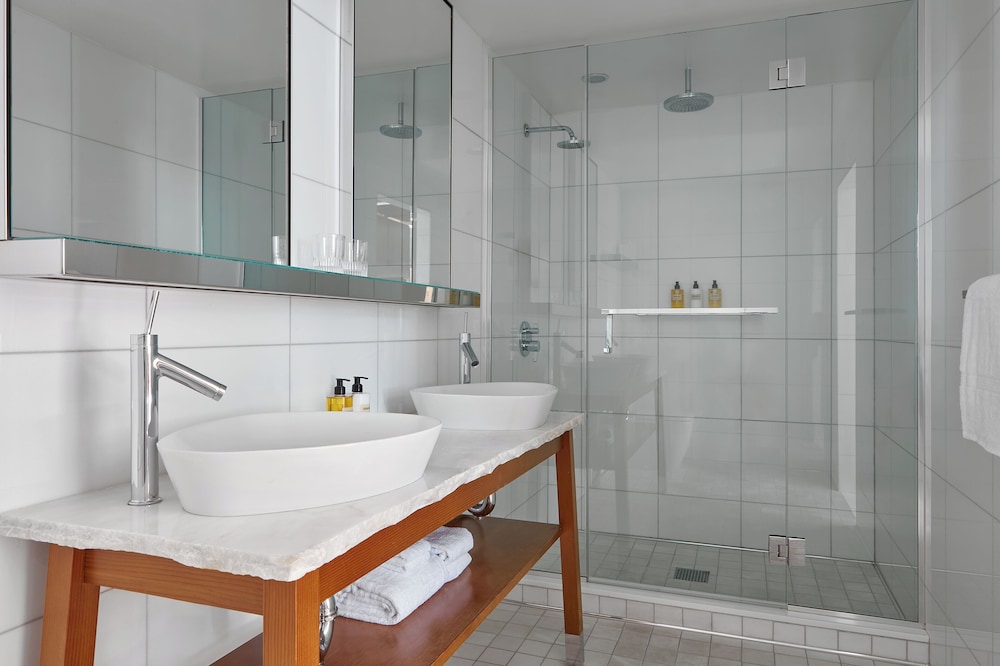 Deluxe Suite, Balcony thumbnail 6