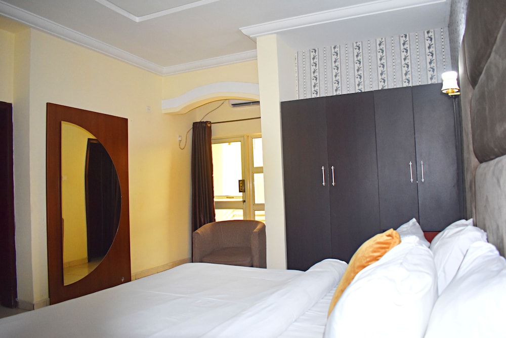 Executive Suite - Photo 1