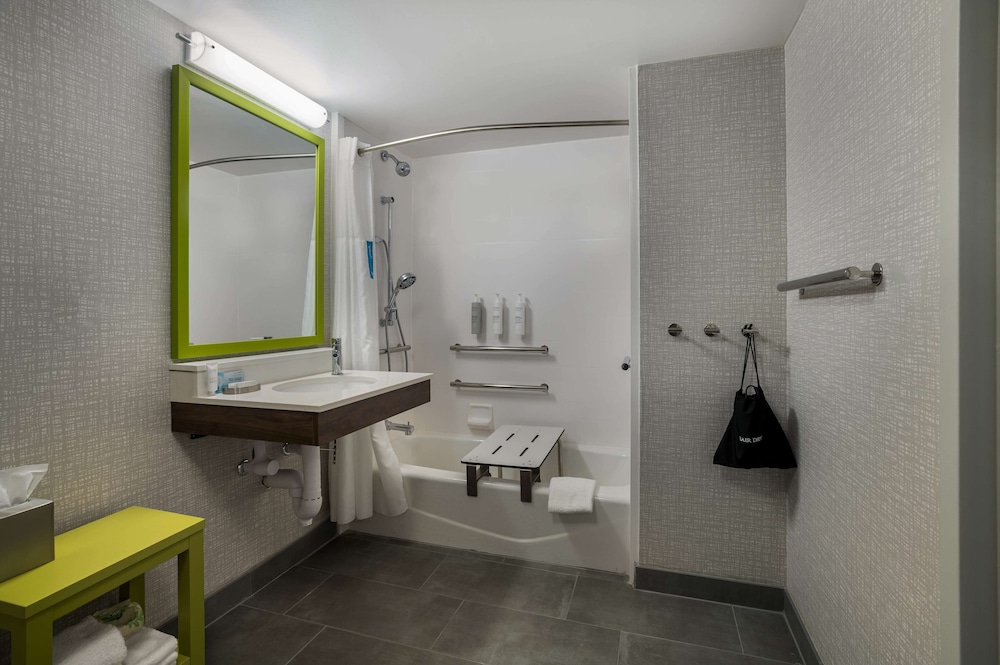 Room, 1 Queen Bed, Accessible, Bathtub - Photo 3