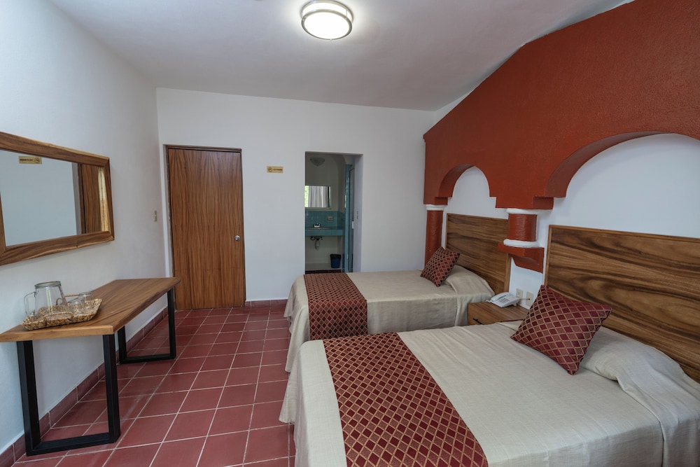 Traditional 2 single beds with balcony city view photo 3