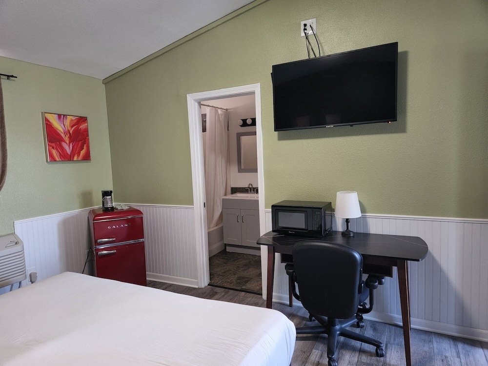 Basic Room, 1 King Bed photo 2