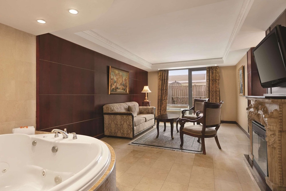 Suite, 1 King Bed, Non Smoking, Jetted Tub - Photo 2