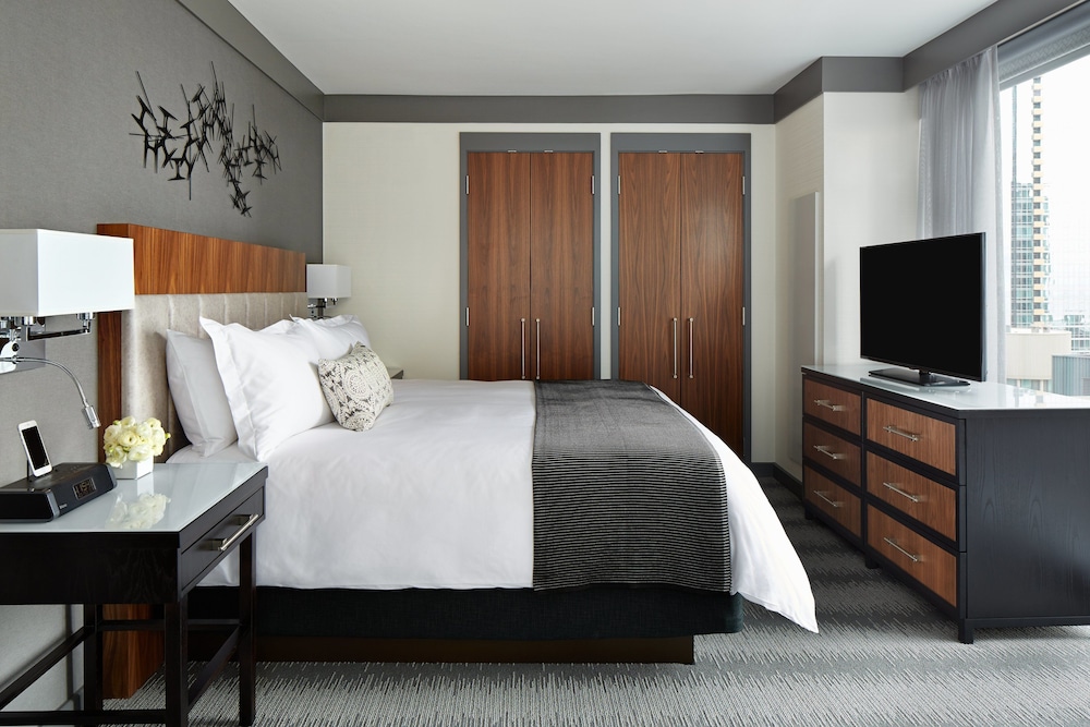 Suite, 1 King Bed, Lake View