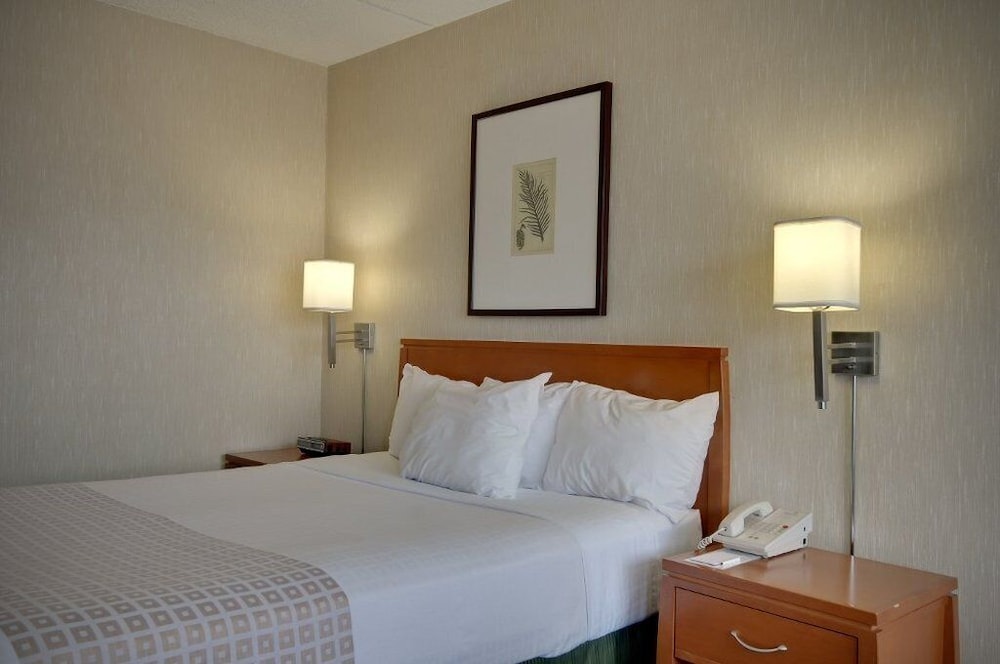 Single Room, 2 Queen Beds (Roll-In Shower) photo 1
