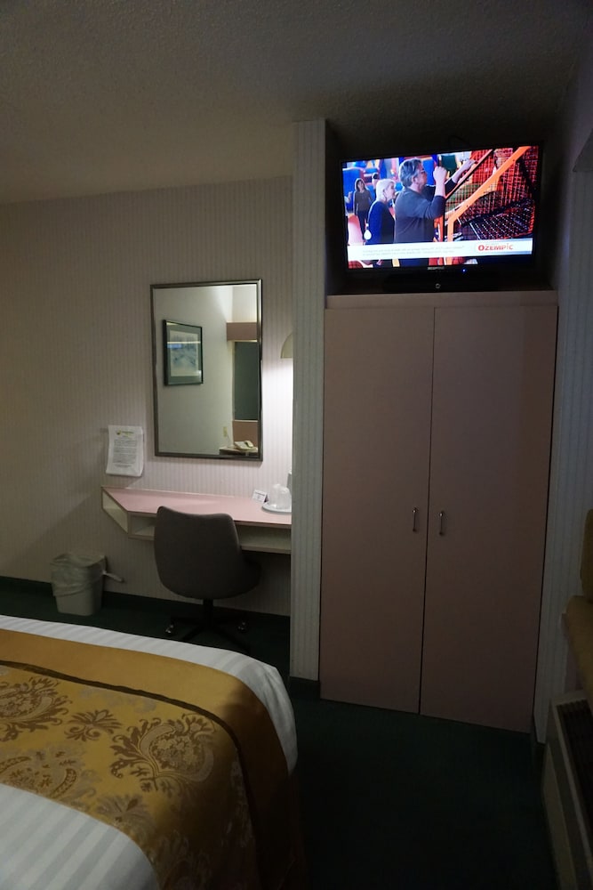 Basic Single Room, 1 Queen Bed, Smoking - Photo 4