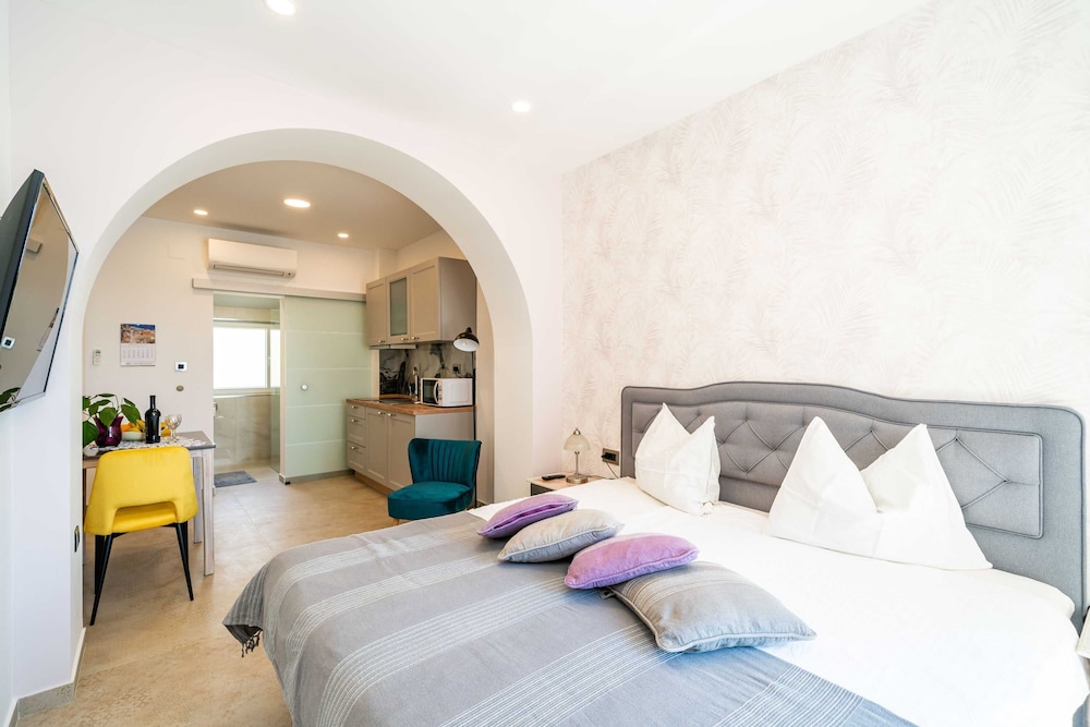 Studio (Studio Apartment with Balcony and Sea)