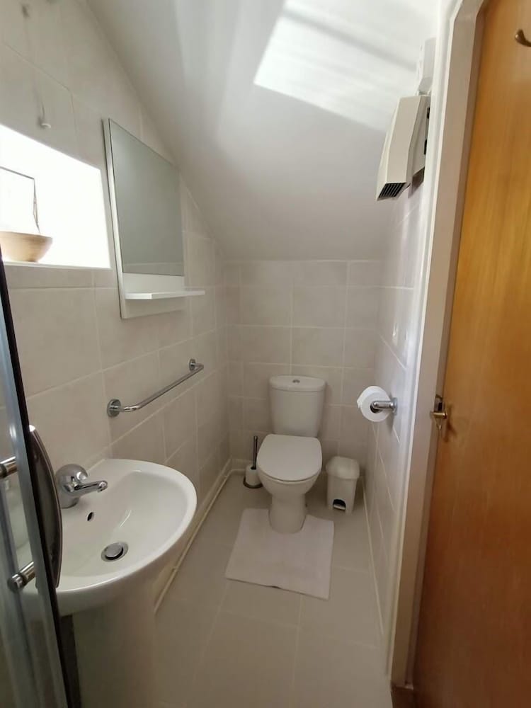 Twin Room, Ensuite 3 photo 2