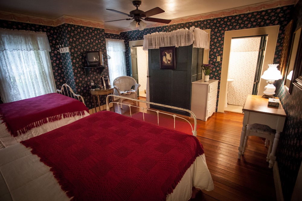 Traditional Double Room, 2 Double Beds, Bathtub (1890) photo 2