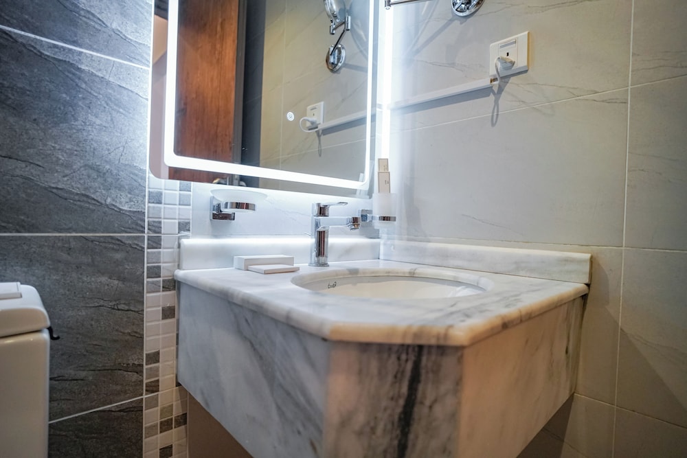 Standard Double or Twin Room - Photo 8