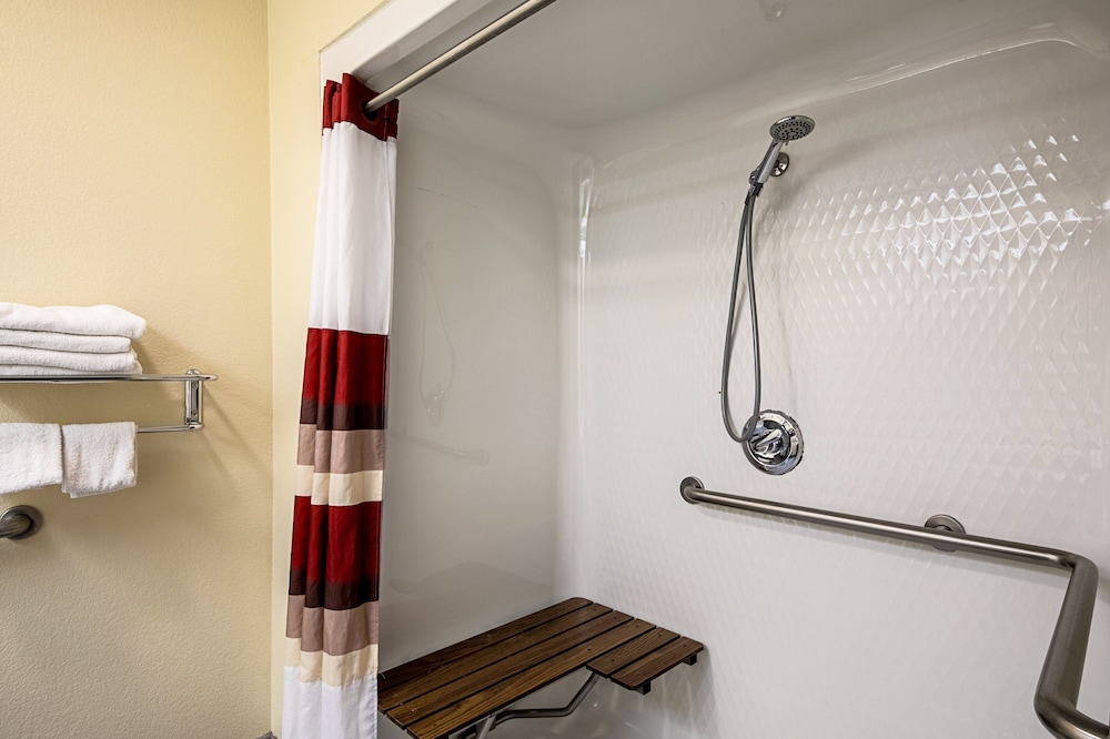Deluxe Room, 1 King Bed, Accessible, Non Smoking (Roll-In Shower) - Photo 6
