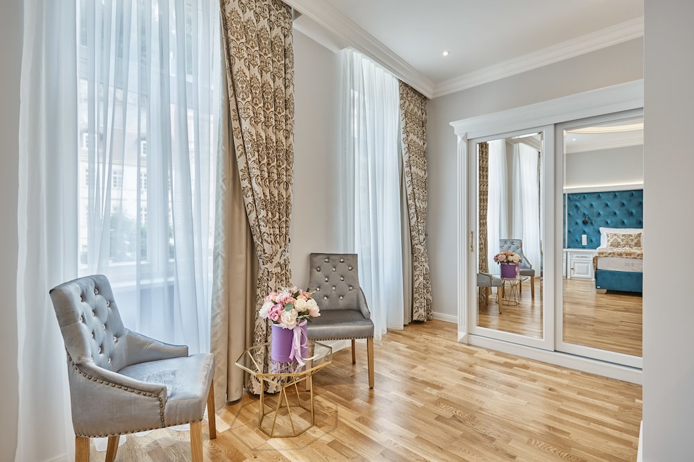 Luxury Double Room, 1 King Bed, River View photo 3