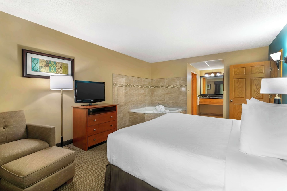 Junior Suite, 1 King Bed, Non Smoking, Kitchenette photo 2