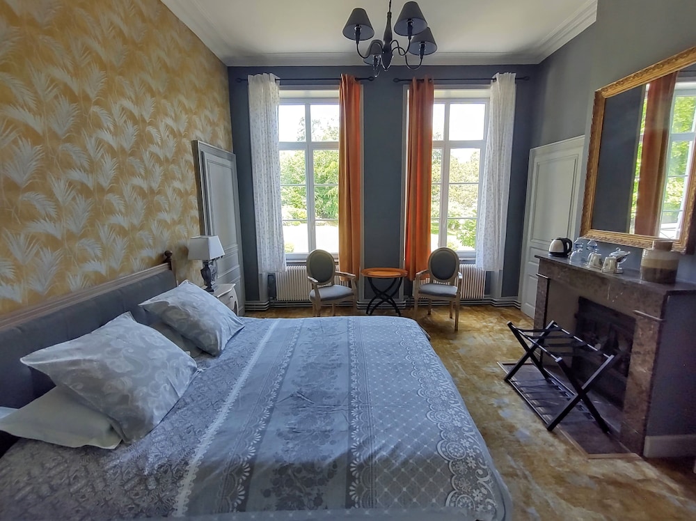 Deluxe Double Room, 1 Queen Bed, Private Bathroom, Garden View photo 3