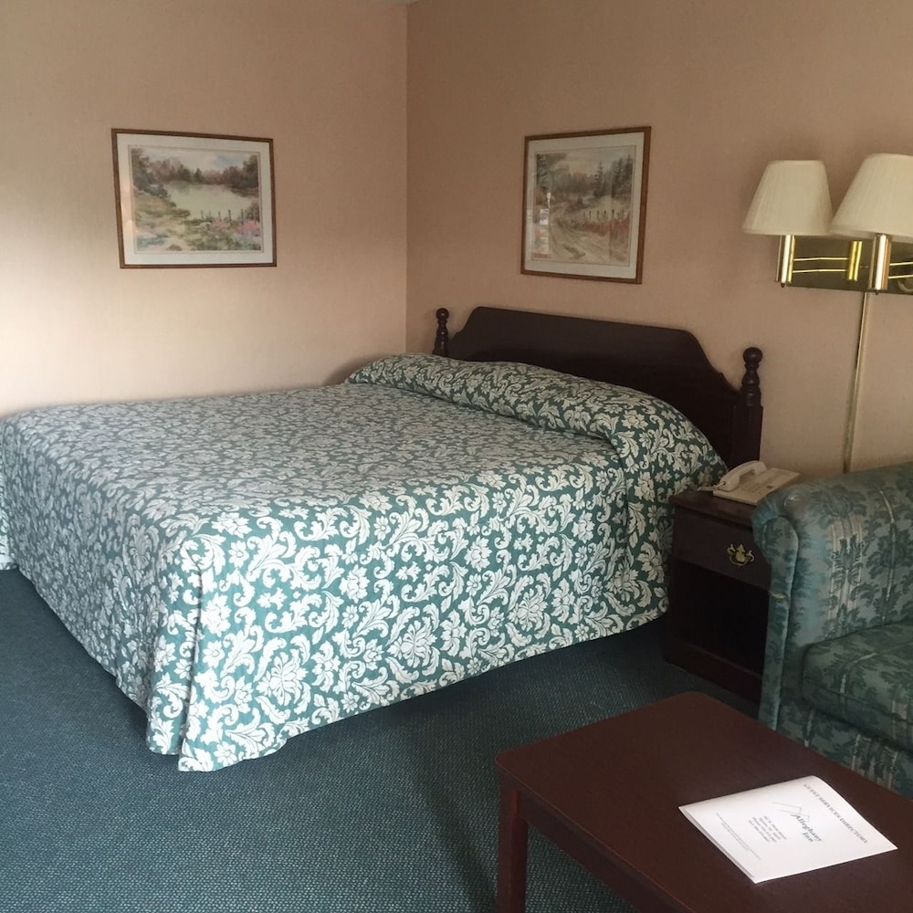 Traditional Room, 1 King Bed, Refrigerator & Microwave