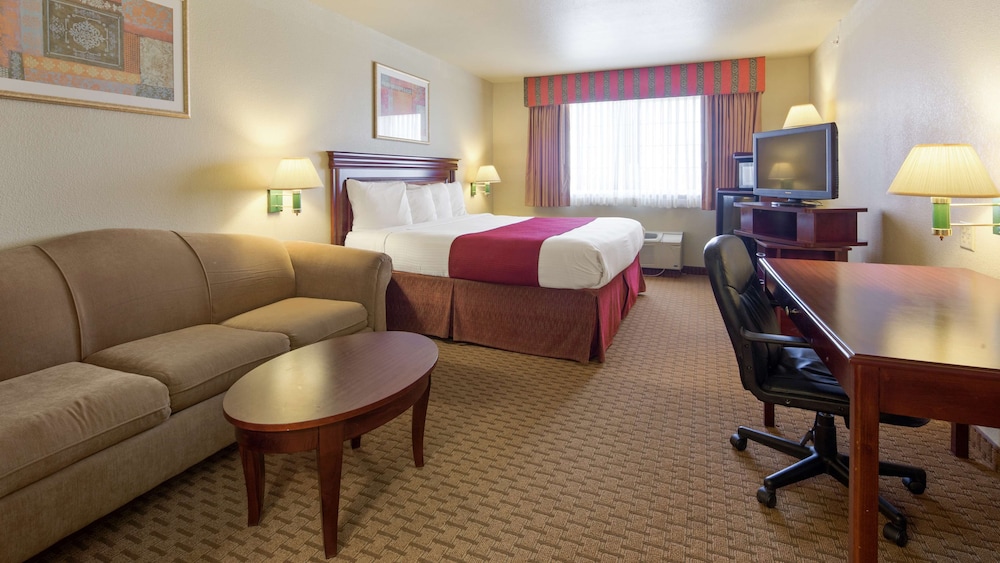 Suite, 1 King Bed, Non Smoking, Refrigerator & Microwave photo 3