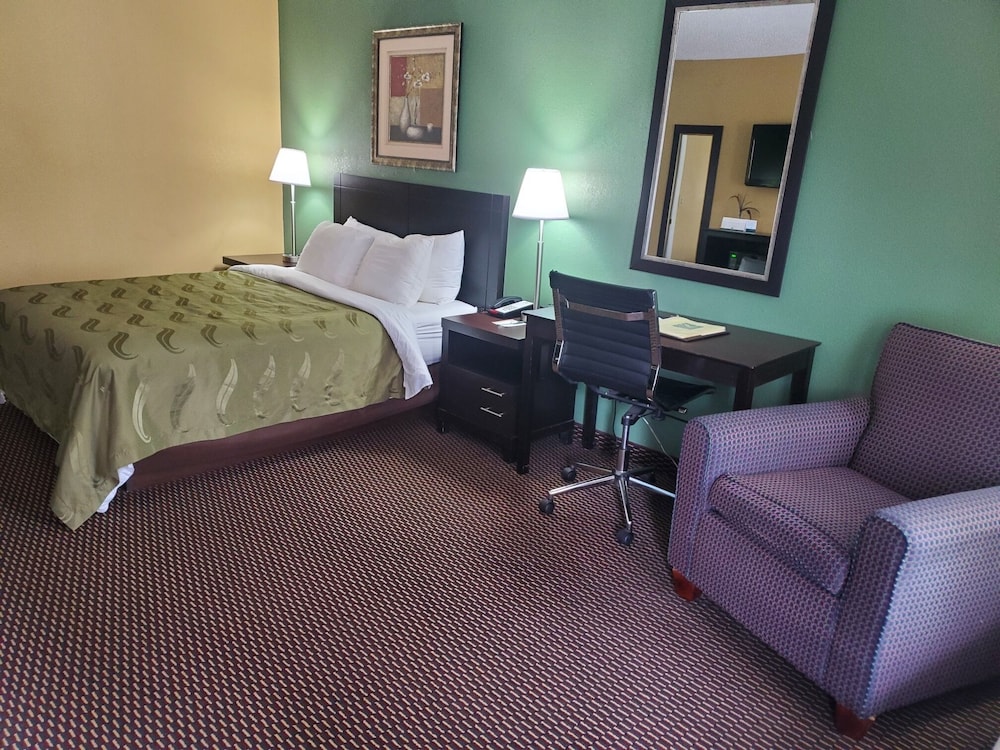 Standard Room, 1 Queen Bed, Smoking - Photo 1