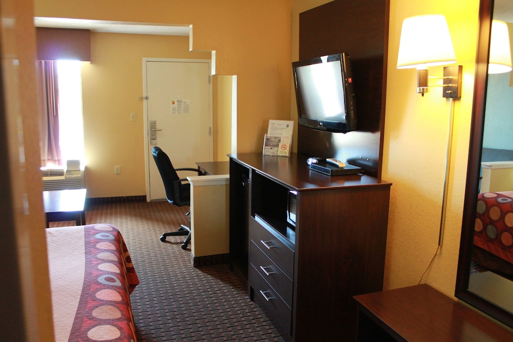 Room, 1 King Bed, Accessible, Smoking (Mobility) - Photo 3