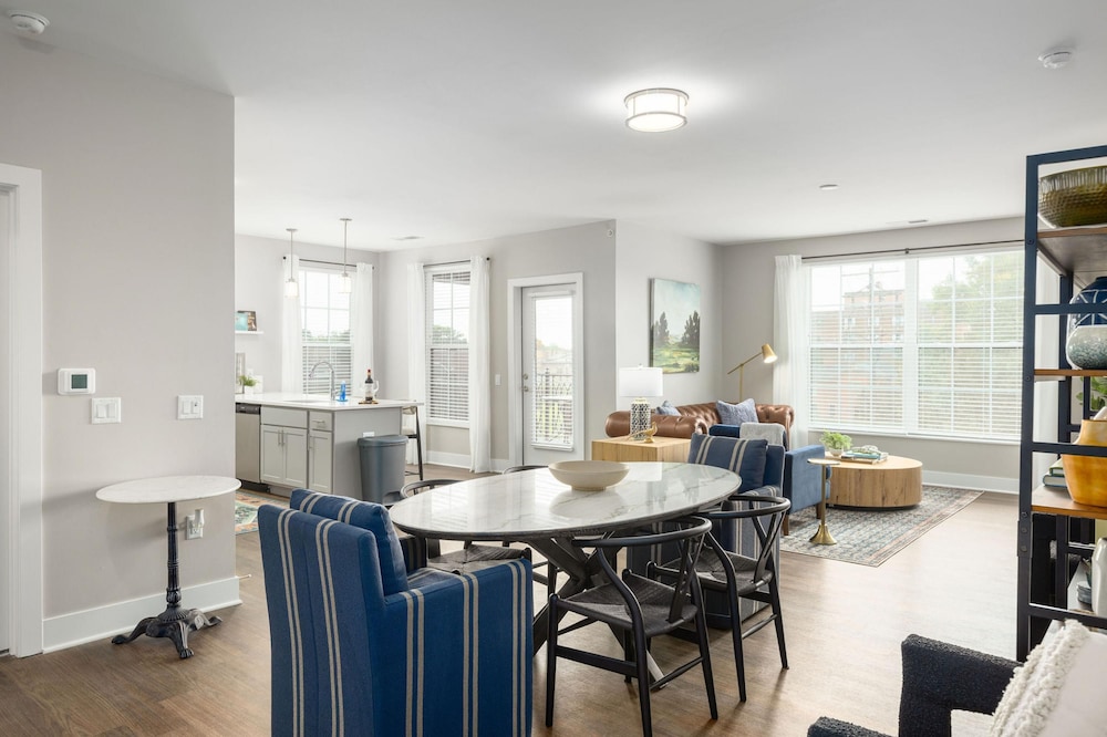 Downtown Luxury - Top Floor 2BR at Topiary Park, 写真 23