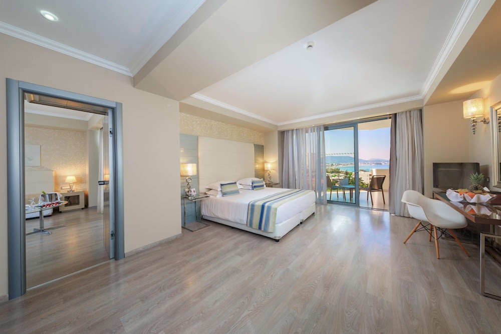 Superior Suite, Partial Sea View photo 3