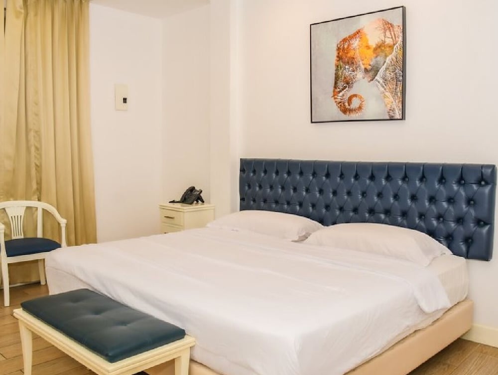 Executive Room, 1 King Bed, Partial Ocean View