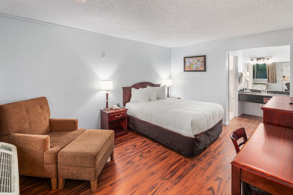 Room, 1 Queen Bed, Accessible Bathtub - Photo 1