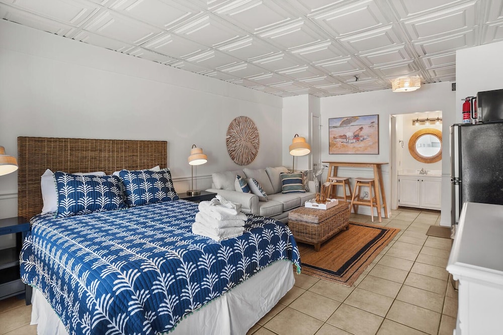 Studio, 1 Queen Bed, Beach View photo 1
