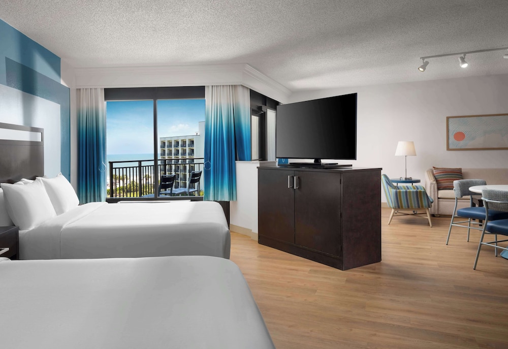 2 Queen Bed Suite Oceanview, Access (Bathtub)
