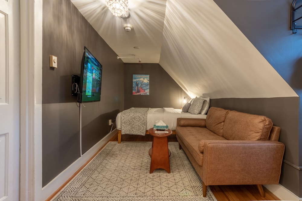 Double Room, 1 Queen Bed, Third Floor, Slanted Ceiling