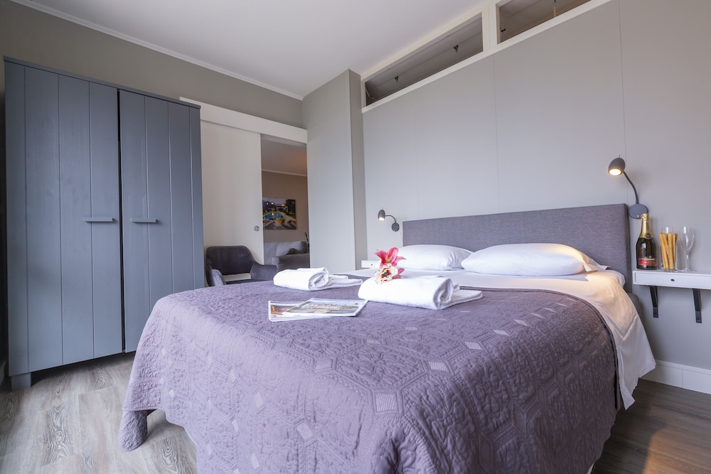 Family Apartment, 1 Bedroom, Lakeside (Porto Letizia P8 B1)