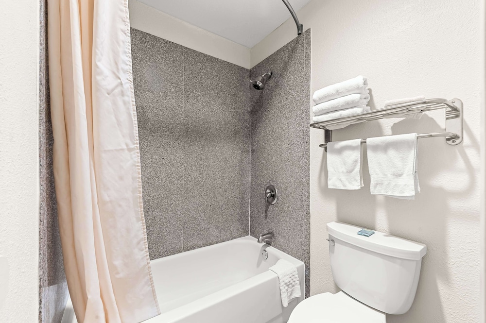 Standard Room, 2 Queen Beds, Non Smoking, Refrigerator & Microwave photo 2