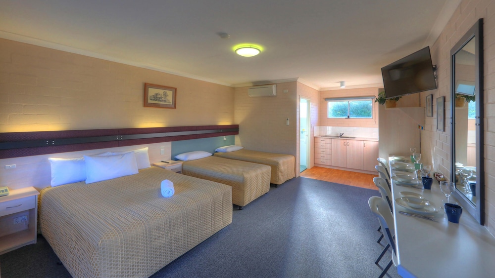 Family Suite, 1 Bedroom, Non Smoking, Kitchenette photo 2