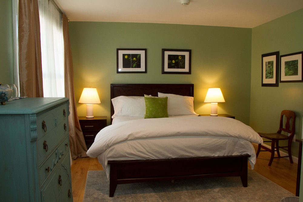 Room, 1 Queen Bed (The Shekomeko Room) photo 3