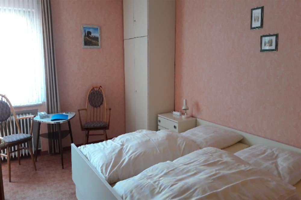 Basic Double or Twin Room, Private Bathroom photo 2