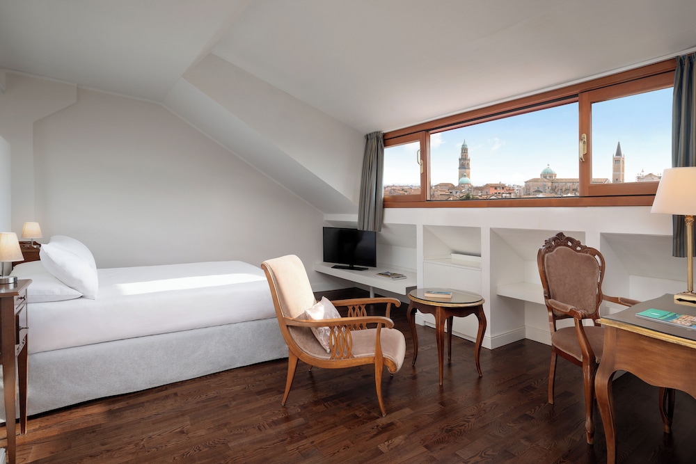 Deluxe Room, City View - Photo 1