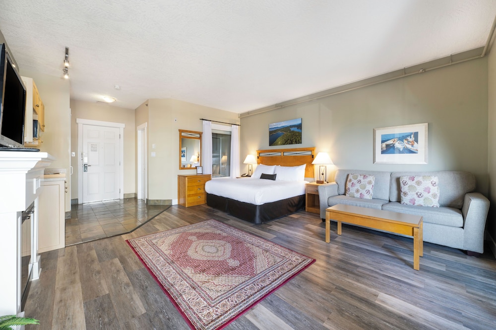 Deluxe Studio Suite, 1 King Bed with Sofa bed, City View
