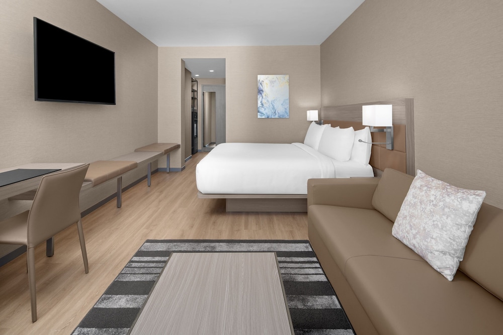 Room, 1 King Bed, Pool View (Mobility Accessible, Roll-In Shower)