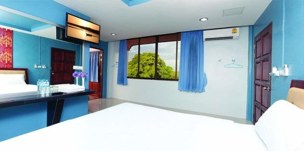 Double Room, No Windows photo 3