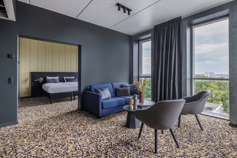 Suite, Balcony