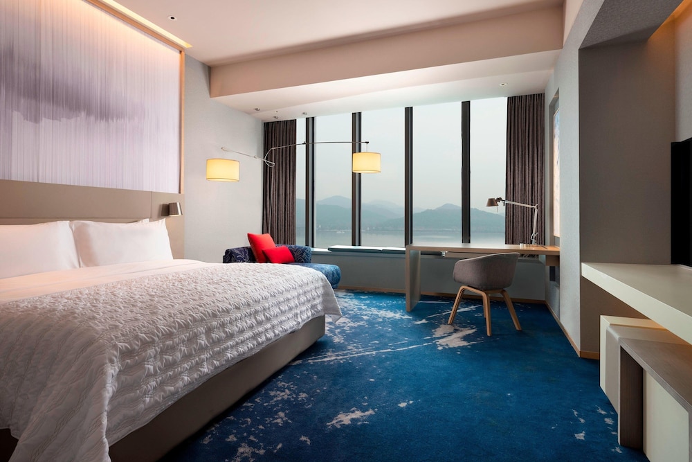 Room, 1 King Bed, River View photo 2
