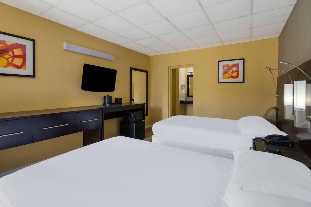 Standard Room, 2 Double Beds, Non Smoking photo 2