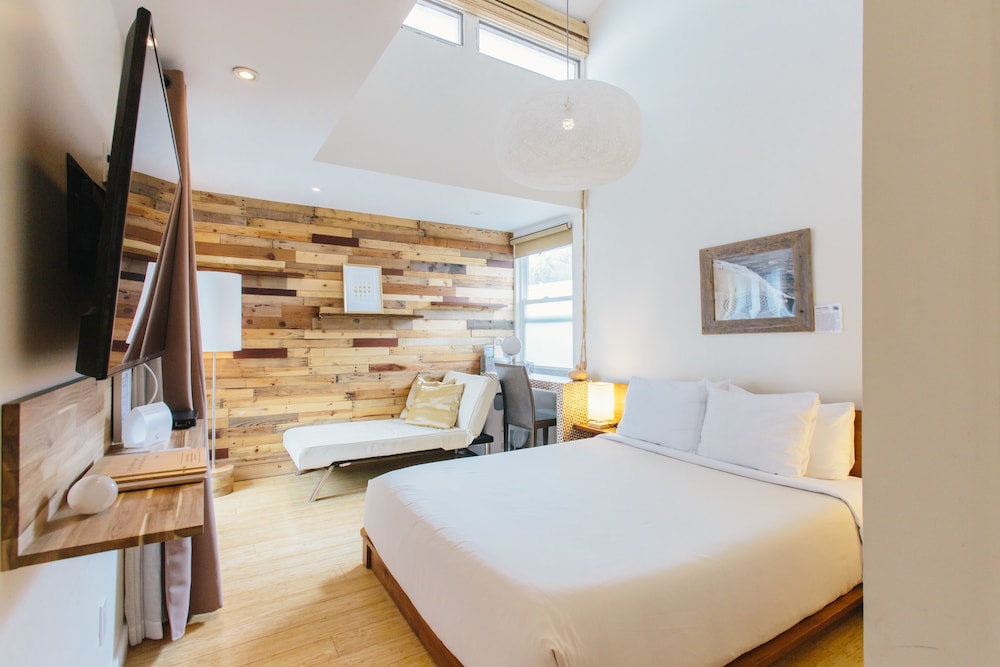 Deluxe Courtyard Suite