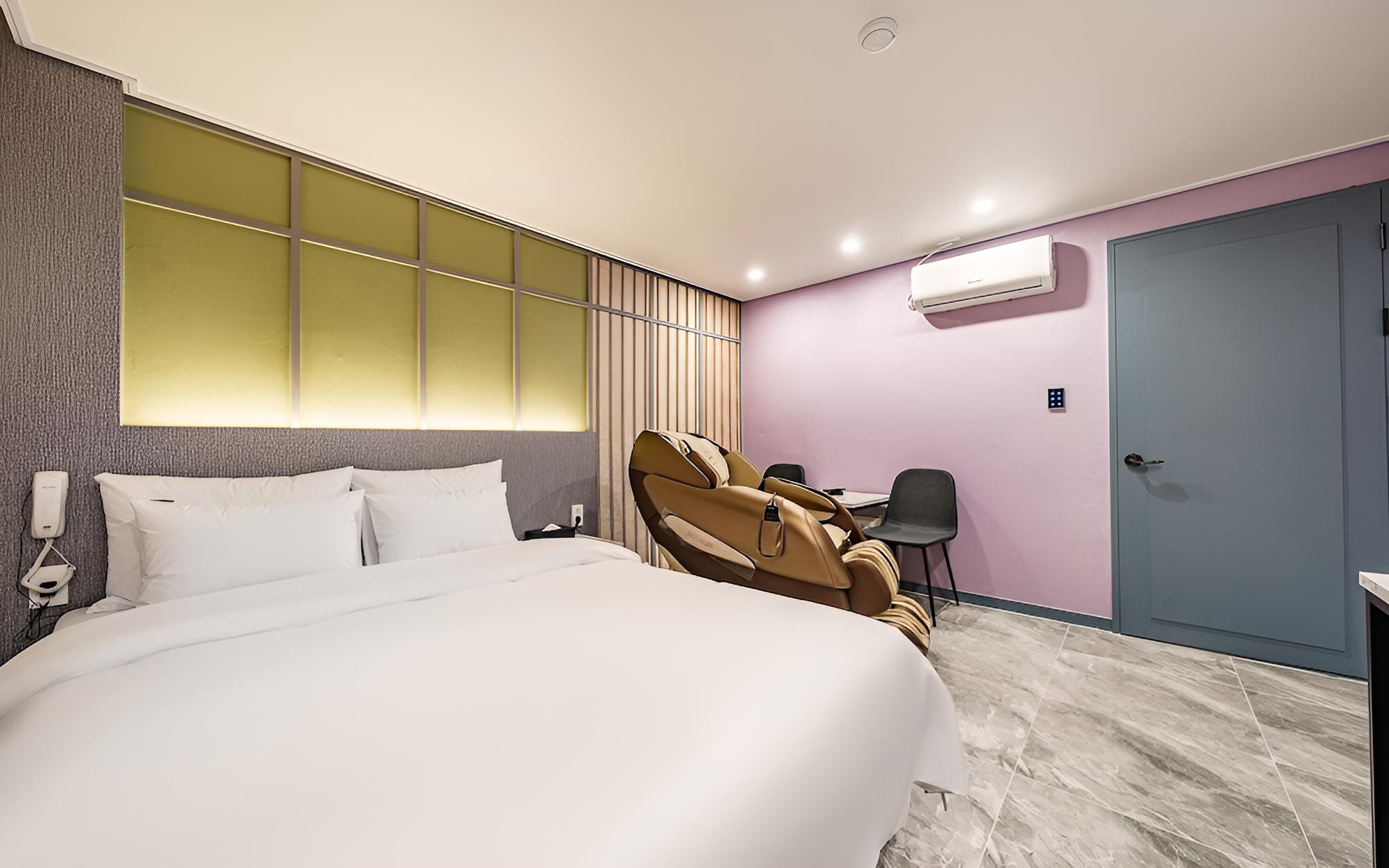 Room (Premium - 65 inch TV - 1 PC - Massage) - Photo 5
