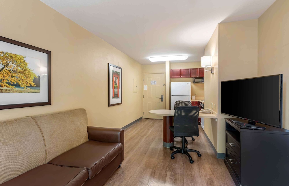 Suite, 1 King Bed with Sofa bed, Non Smoking - Photo 4